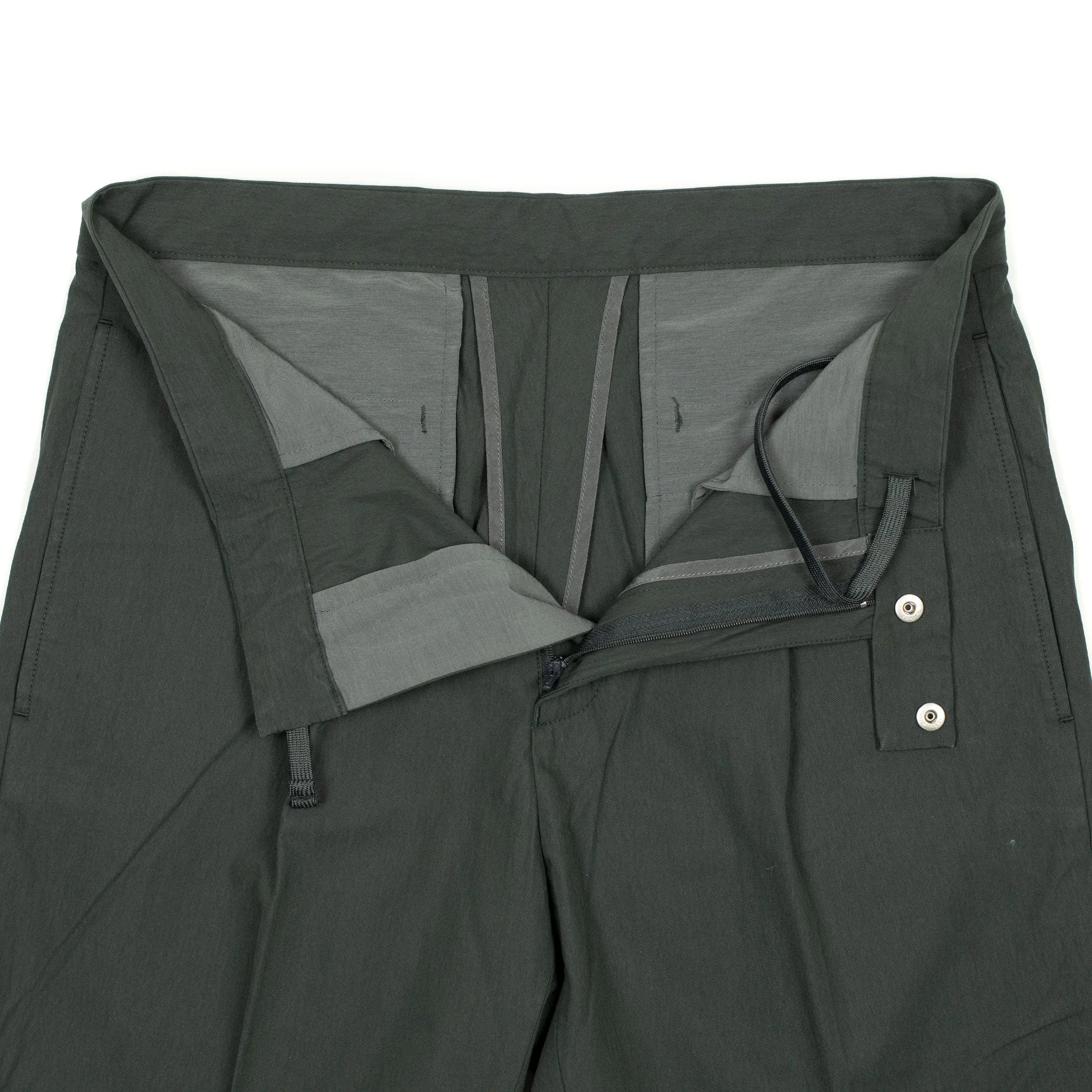 Single-pleat travel trousers in charcoal cotton nylon