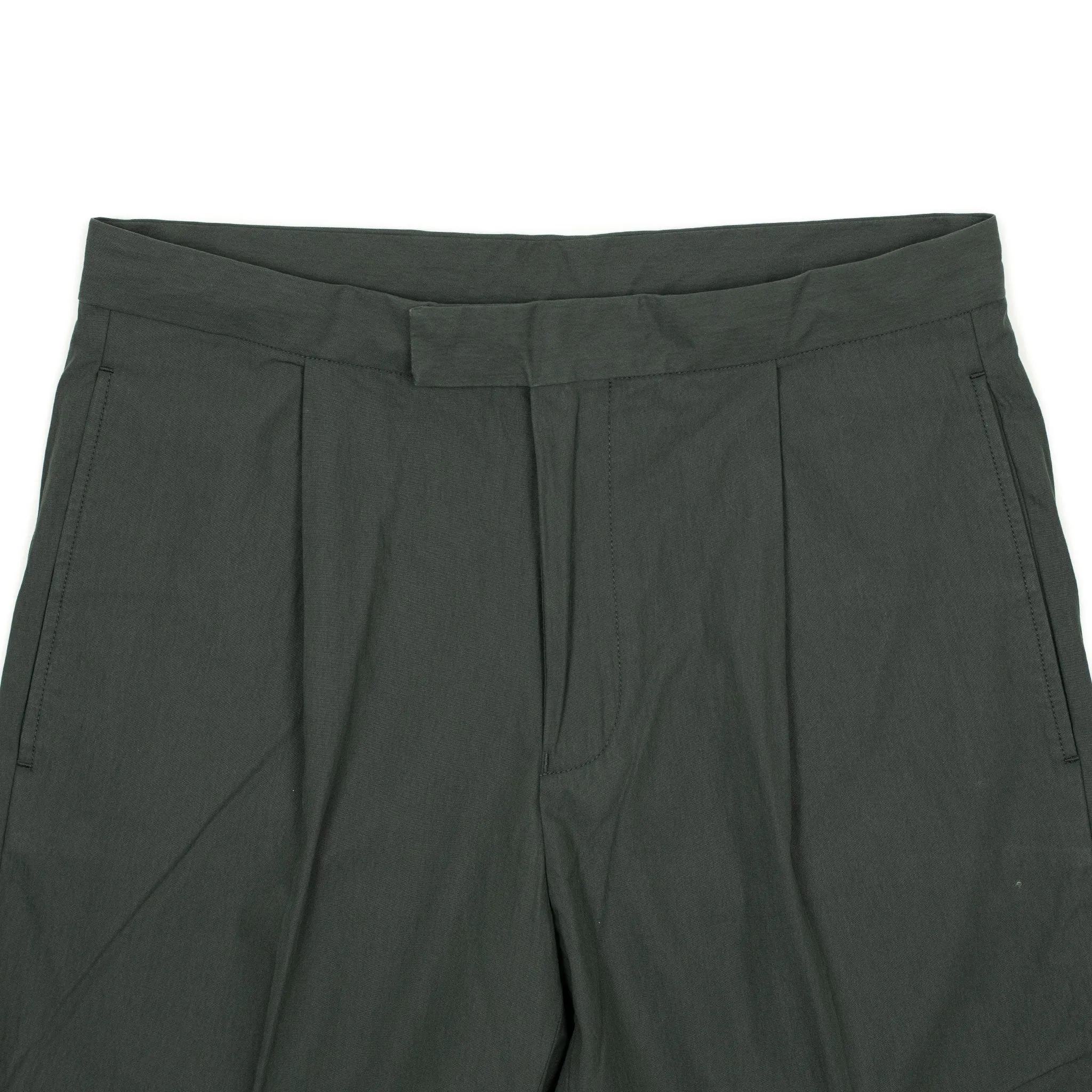 Single-pleat travel trousers in charcoal cotton nylon